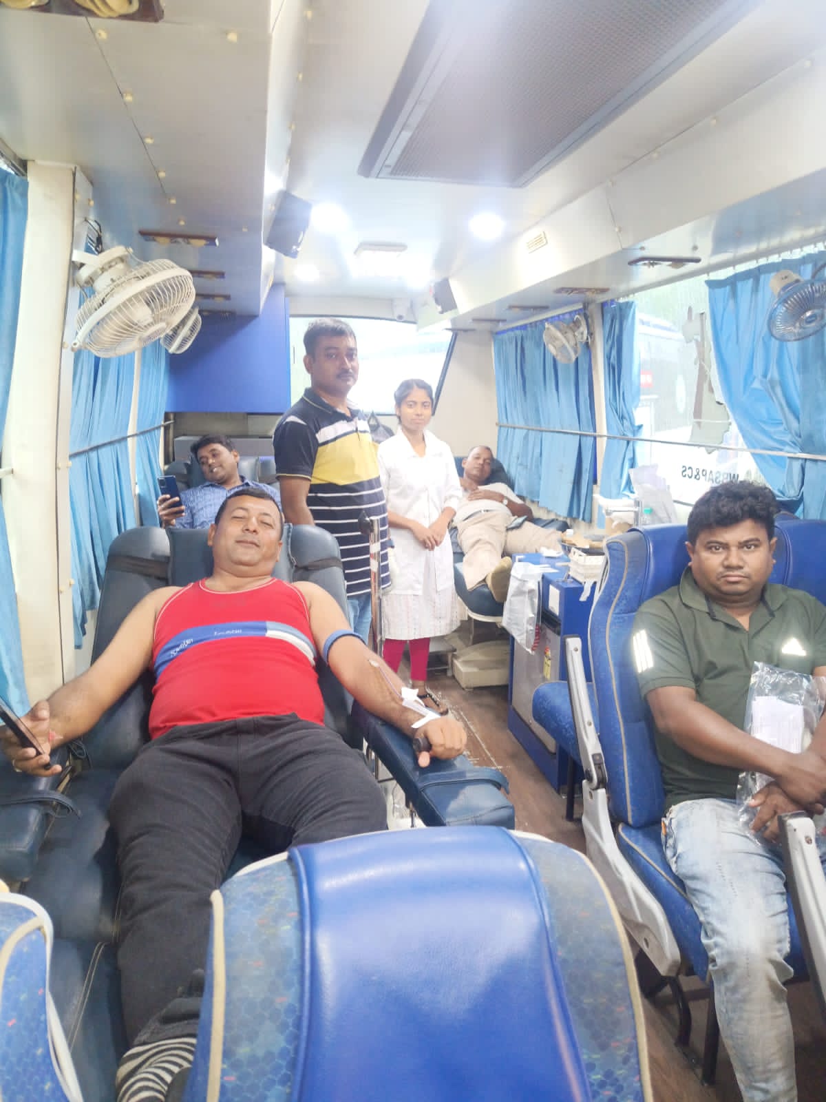 Quick anemia + obesity screen on the SamaBeat clip — passes the donor through to the bed if cleared. — Aminpur blood donation camp