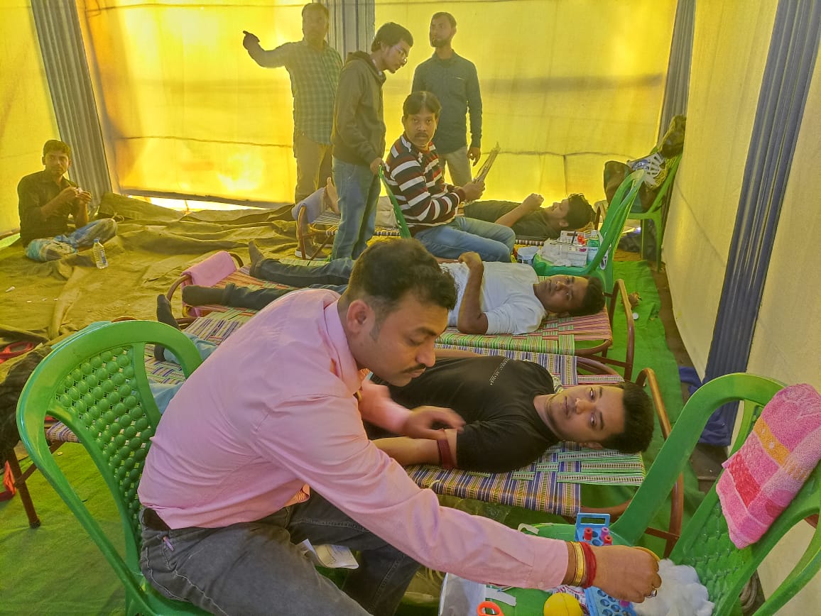 Quick anemia + obesity screen on the SamaBeat clip — passes the donor through to the bed if cleared. — Golabari blood donation camp