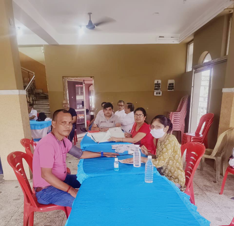 Team huddle before doors open — bed count, screening flow, who is at which station. — Hridaypur blood donation camp