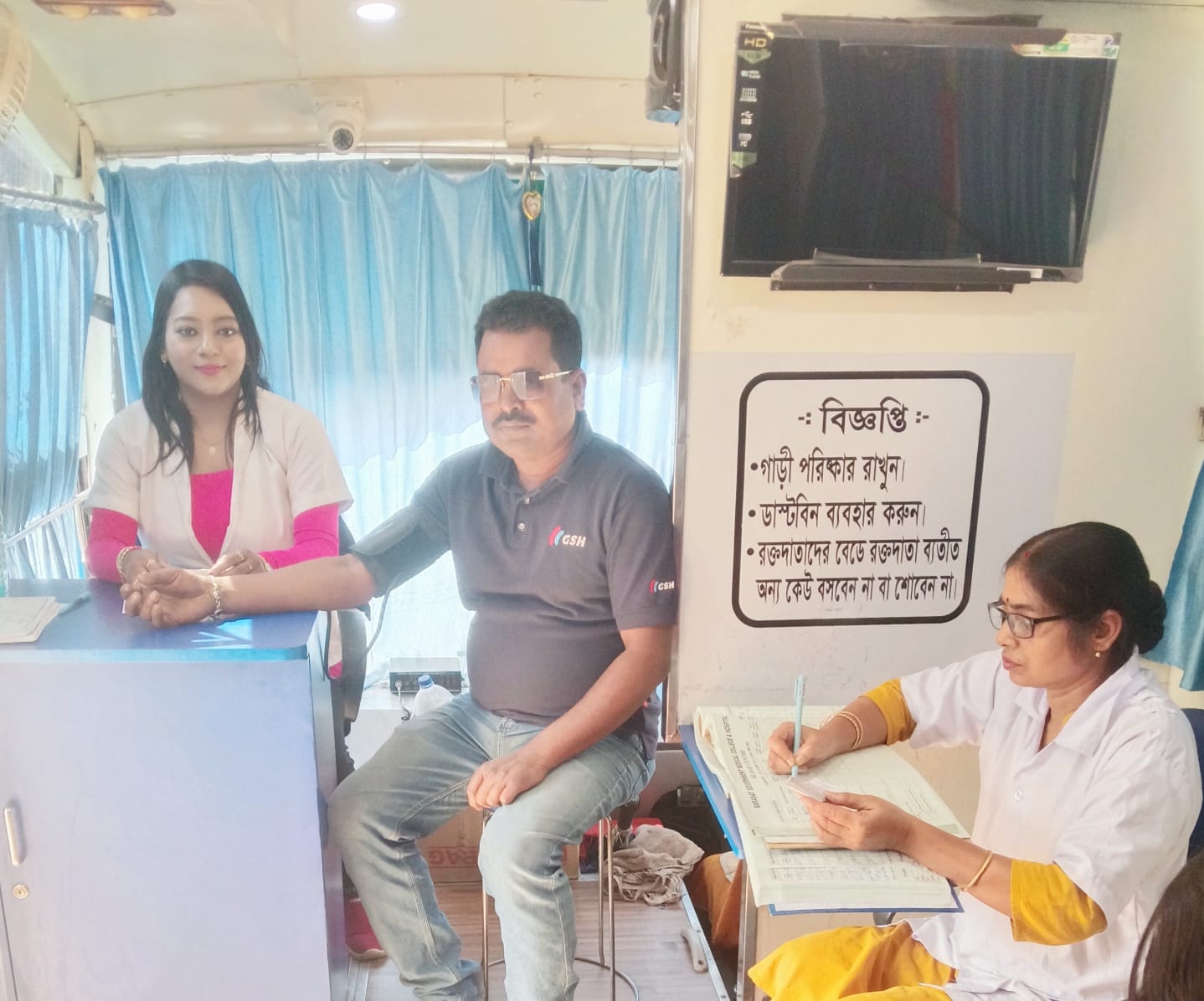 Team huddle before doors open — bed count, screening flow, who is at which station. — Barrackpore blood donation camp
